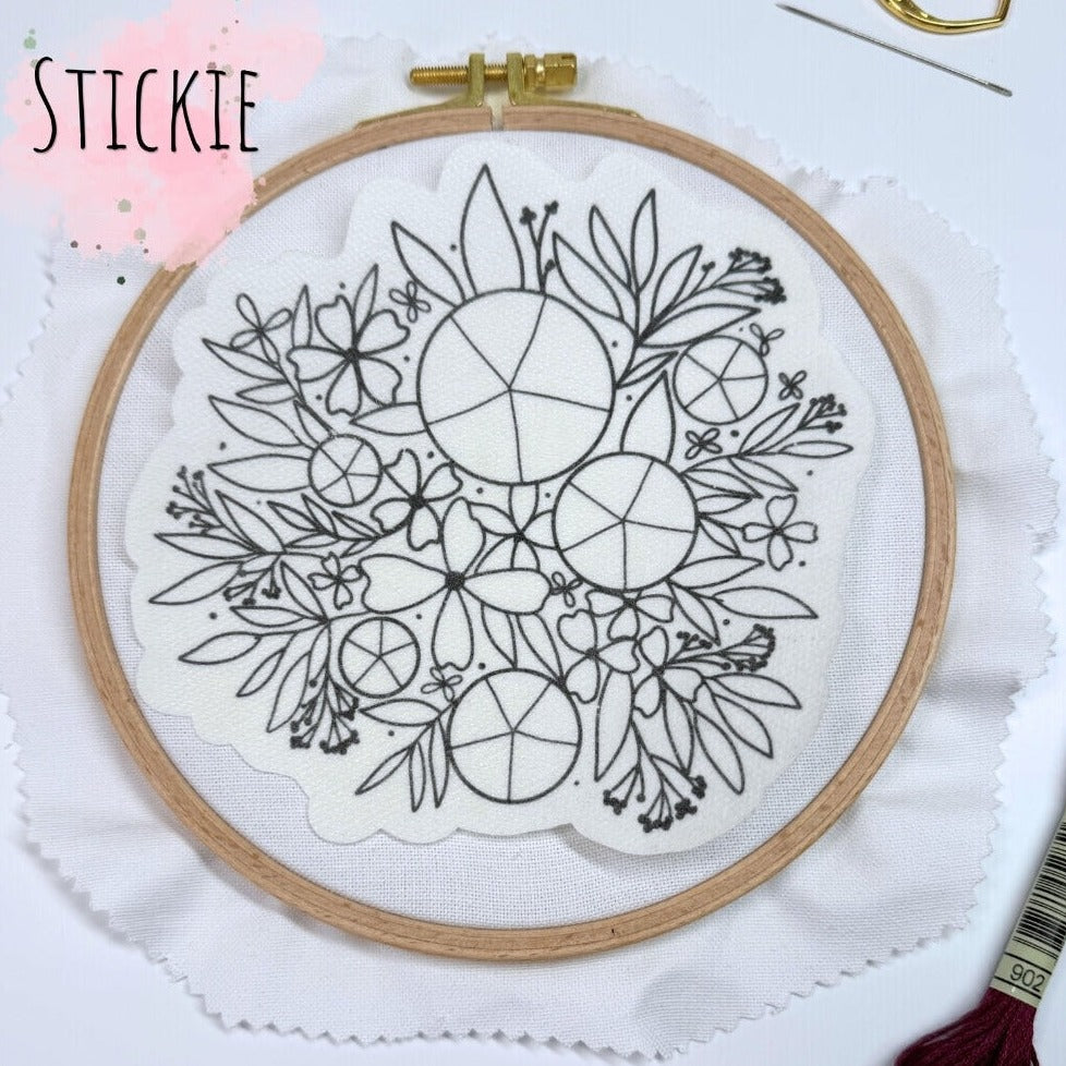 Wasserlöslicher Stickaufkleber, Stickie genannt. Dieser Aufkleber lässt sich nach dem Sticken ganz einfach auswaschen. Auf dem Bild ist ein Stickring mit großem Blumenbouquet zu sehen,