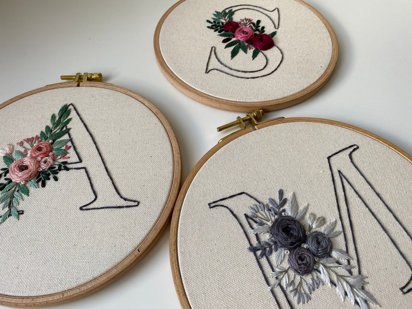 Stickvorlage Alphabet, Buchstaben, Floraler Buchstabe, Blumen Buchstabe, Sticken, Modern Embroidery, Stickbild, Monogramm
