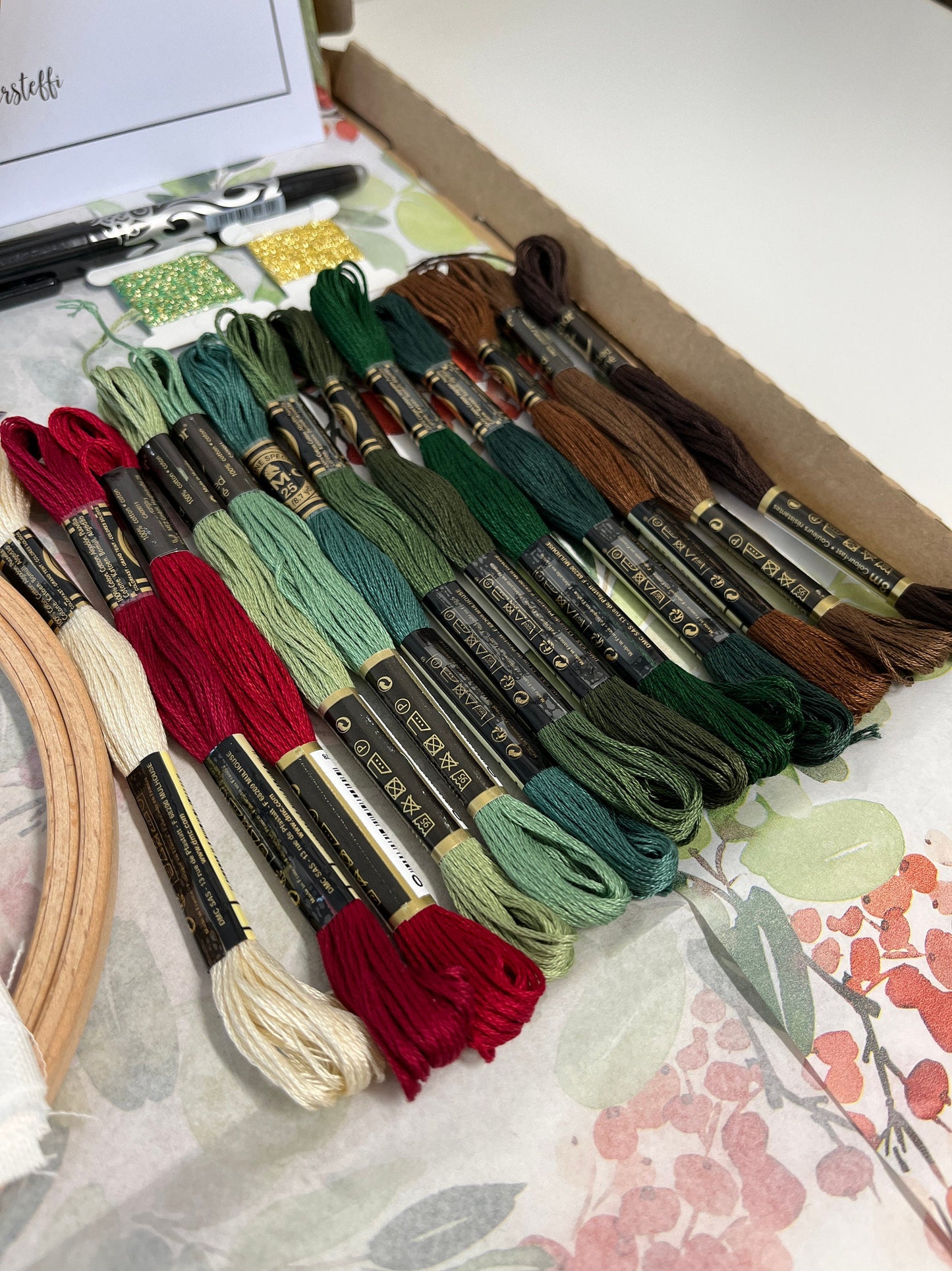 STICKKIT, WEIHNACHTSKUGEL, WEIHNACHTEN, Sticken, Weihnachtsdeko, Weihnachtsgeschenk, Tannenbaumkugel, Stickset, Set zum Sticken
