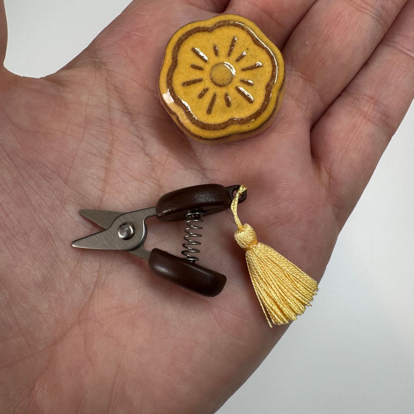 Cohana Nadelmagnet mit Mini Schere "Gelb"