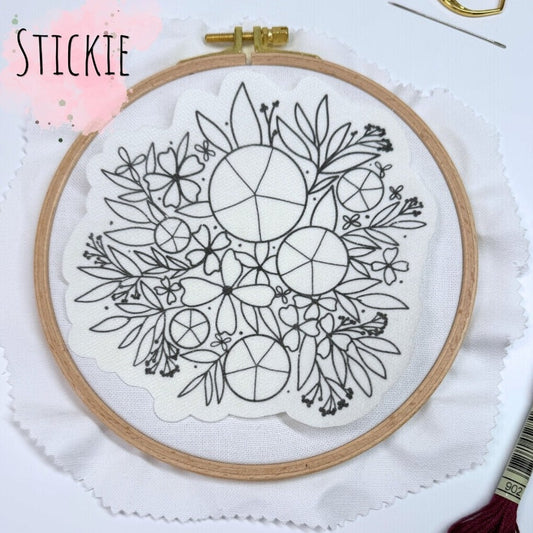 Wasserlöslicher Stickaufkleber, Stickie genannt. Dieser Aufkleber lässt sich nach dem Sticken ganz einfach auswaschen. Auf dem Bild ist ein Stickring mit großem Blumenbouquet zu sehen, 