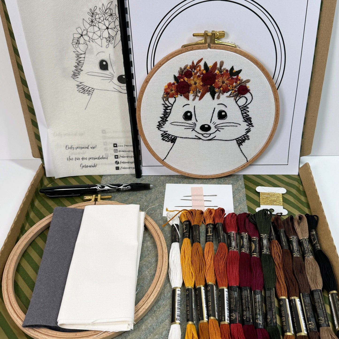 Stickkit "Igel mit Blumenkranz"