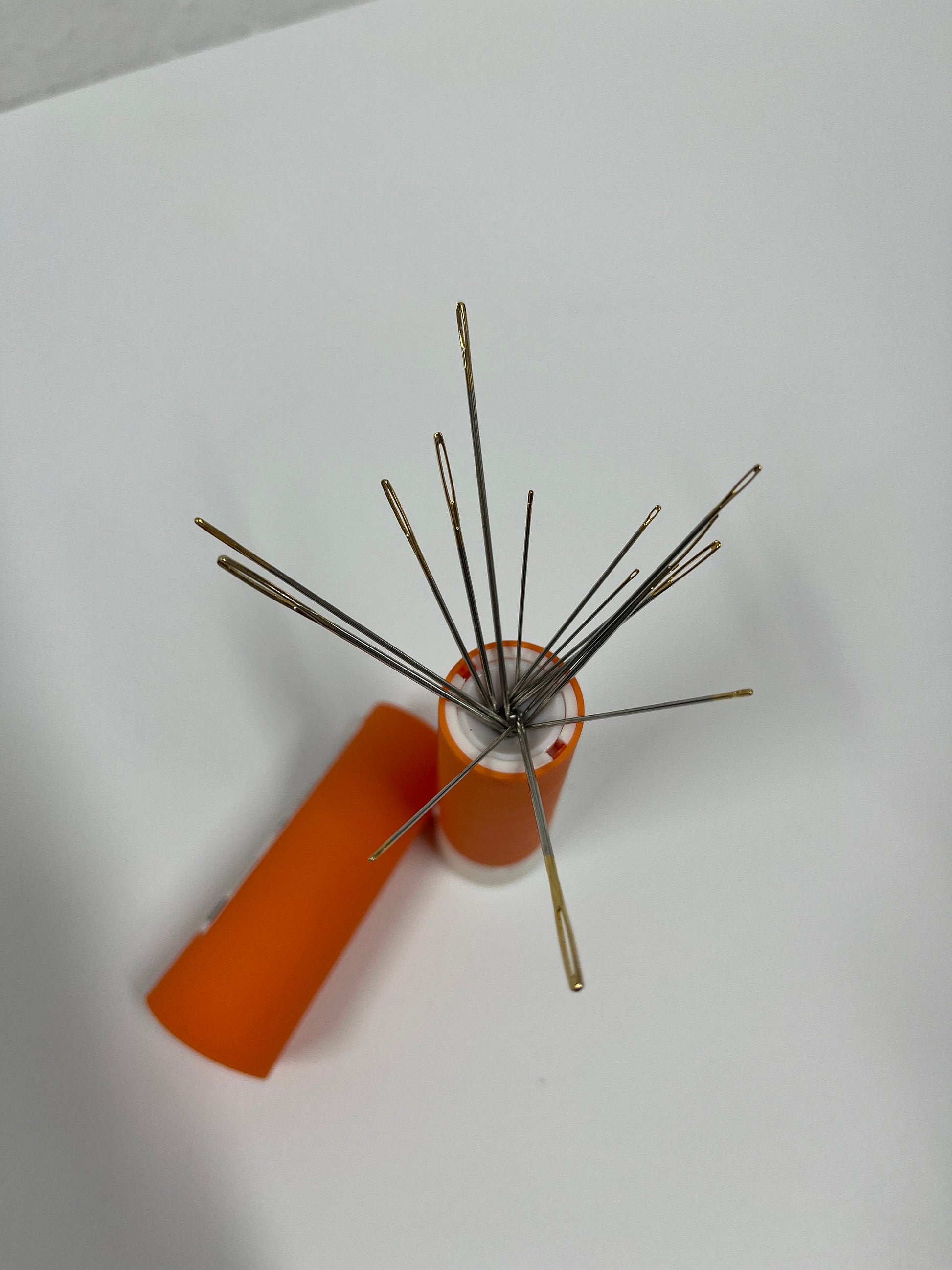 nähnadeln aufbewahren Nadel-Twister, Nadel Aufbewahrung, Gefüllter Nadeltwister "Orange" – Embroideryloversteffi