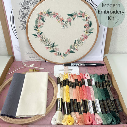 Stickkit, „Blumenherz Ranke“, Set zum Sticken